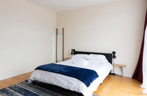 Wicker Park Apartment | FRONTDESK Spacious 2 BR Apt in Wicker Park