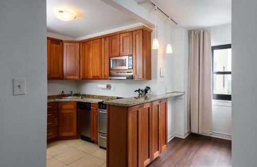 Central West End Apartment | FRONTDESK Warm 1 BR Apt with Forest View