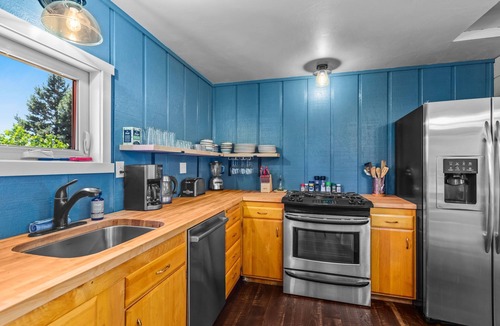 Southwest Bend House | Full kitchen, Private Deck, Fire pit, off street parking, Quiet neighborhood, AC