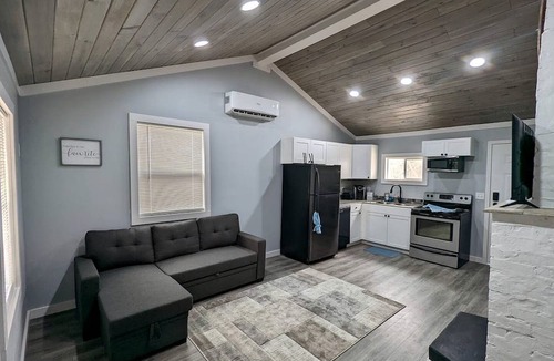 Summerlee Cabin | Fully-Equipped Tiny House for Four in Oak Hill, Ideal for Nature Getaways in West Virginia
