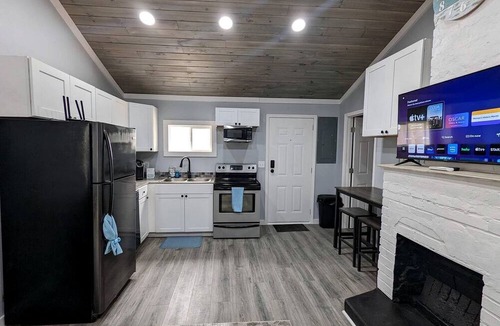 Summerlee Cabin | Fully-Equipped Tiny House for Four in Oak Hill, Ideal for Nature Getaways in West Virginia