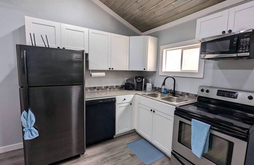 Summerlee Cabin | Fully-Equipped Tiny House for Four in Oak Hill, Ideal for Nature Getaways in West Virginia