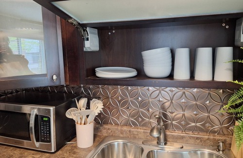 Downtown Knoxville Apartment | Fully furnished 2-bedroom close to UT and medical facilities.