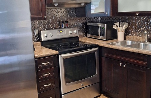 Downtown Knoxville Apartment | Fully furnished 2-bedroom close to UT and medical facilities.