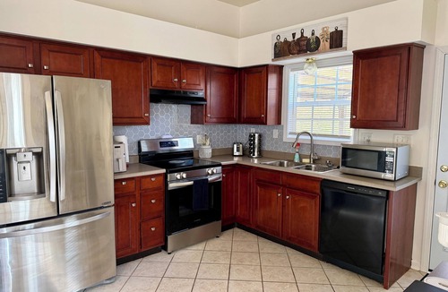 Lexington House | Fully Furnished Lexington Home. Quiet, Clean, Ideal for Travel Nurses