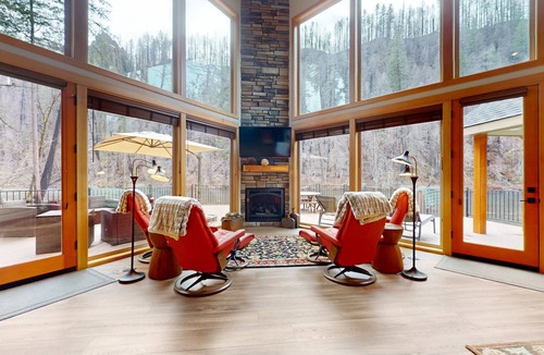Vida House | Fully rebuilt riverfront home with deck, fireplace, & W&D - dog-friendly