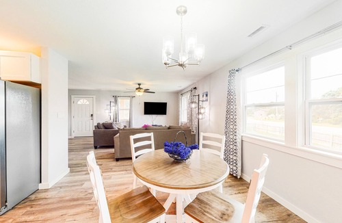 Waves House | Fully-renovated, dog-friendly home near the beach with fast WiFi, washer/dryer