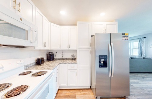 Waves House | Fully-renovated, dog-friendly home near the beach with fast WiFi, washer/dryer
