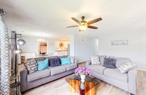 Waves House | Fully-renovated, dog-friendly home near the beach with fast WiFi, washer/dryer