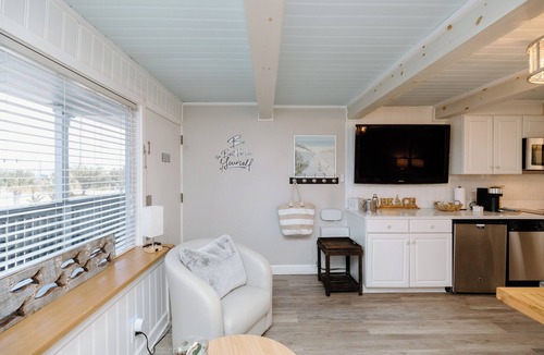 Airlie Condo | Fully Renovated Studio Suite with Full Kitchen and Pool!