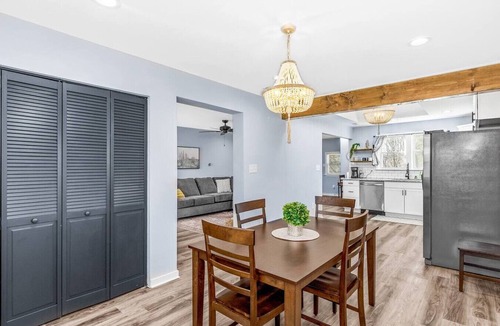 Montrose House | Fulton Hill Grove: Trendy and Central Hide-a-way!