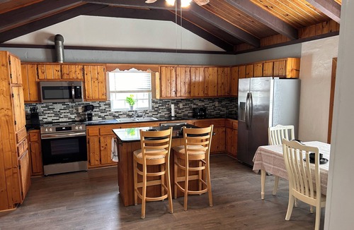 Byrdstown Cabin | Garfield Place.A welcoming 3-bedroom cabin with AC in charming Alpine