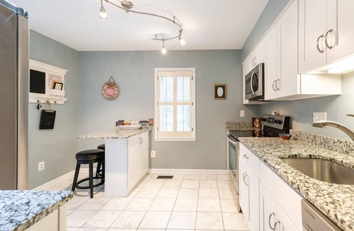Historic District House | Gather, Relax & Explore — Townhome 1 Block from State Capitol Building with Backyard & Parking
