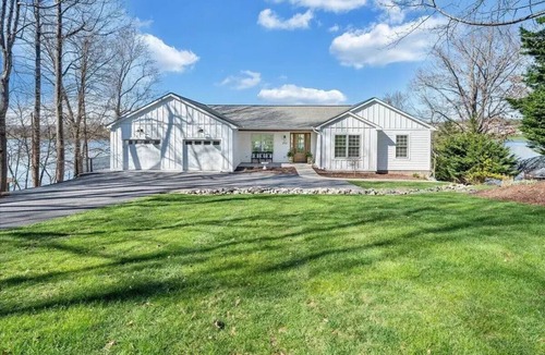 Moneta House | Gentle Slope Lakefront beautiful sunset,6Bds,4.5Bas, kayaks,paddleboards,firepit