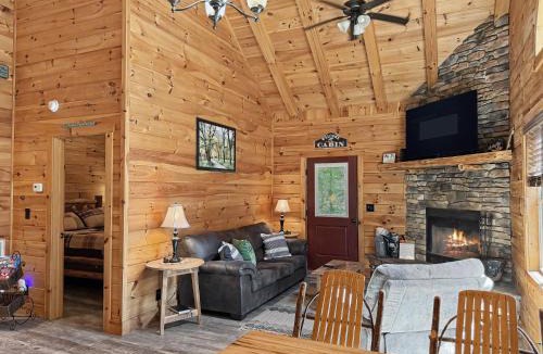 Farmville House | Getaway Cabin | Hot tub + Fire Pit + Trail Access