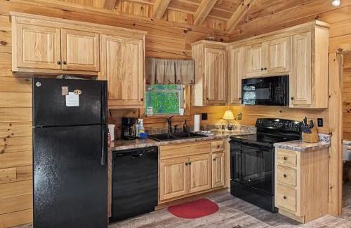 Farmville House | Getaway Cabin | Hot tub + Fire Pit + Trail Access