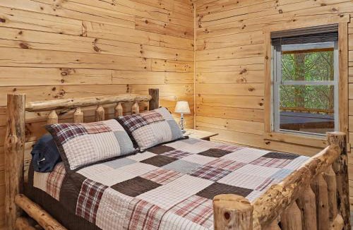 Farmville House | Getaway Cabin | Hot tub + Fire Pit + Trail Access