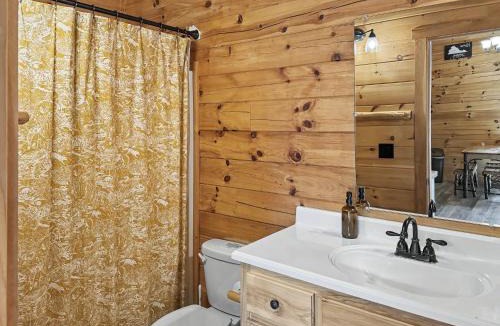Farmville House | Getaway Cabin | Hot tub + Fire Pit + Trail Access