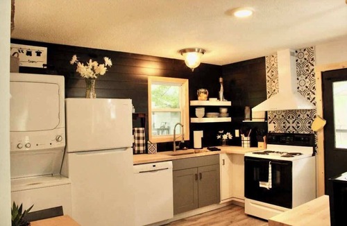 Edray House | Getaway1: king Bed,Minutes from Greenbrier Bike Trail and River; Pet Friendly