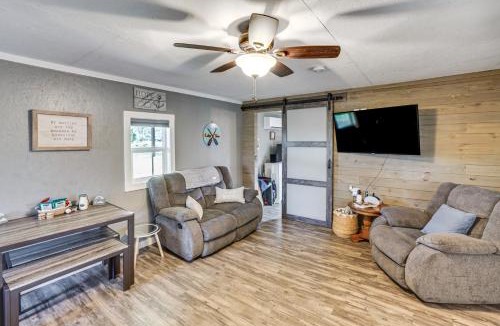 Gilbertsville House | Gilbertsville Hideaway: 1 Mi to Lake!