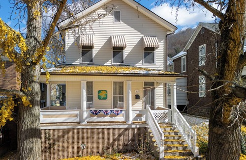 Bellepoint House | Ginkgo House on 5th | New River Gorge & Town