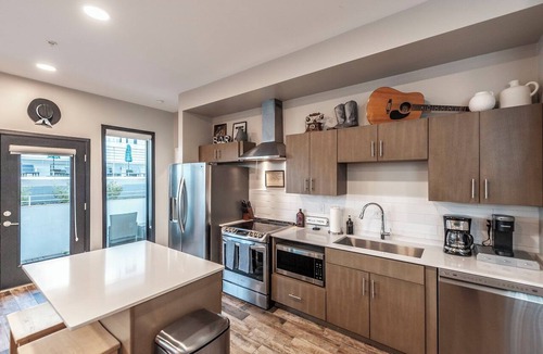 Edgehill Condo | Glam Downtown Retreat w/Pool | Girls’ Trips & Bachelorettes | Sleeps 8