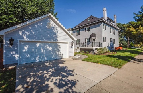 Hyde Park House | Glamorous, Upscale 5B Hyde Park Home w/Patio