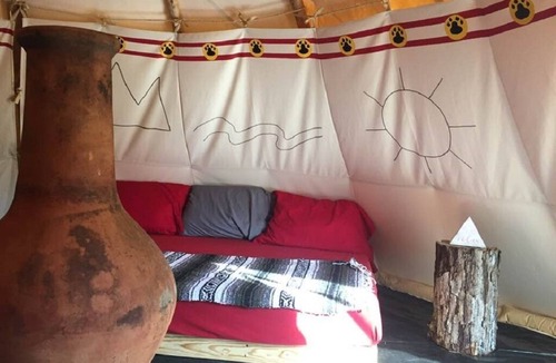 Jamestown Apartment | Glamping Back in Time