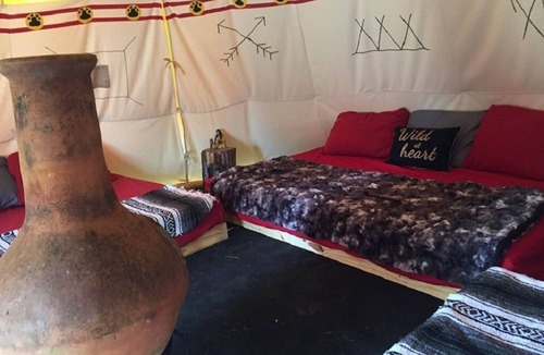 Jamestown Apartment | Glamping Back in Time