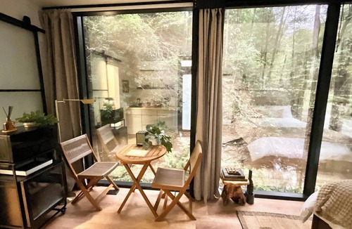 Campton Apartment | “Glass House” #1 - Modern Mirror Home w/Hot-tub
