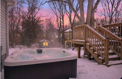 Georgetown House | Glow In The Dark Putt Putt Experience - Hot Tub - Sauna - Swing Fire Pit