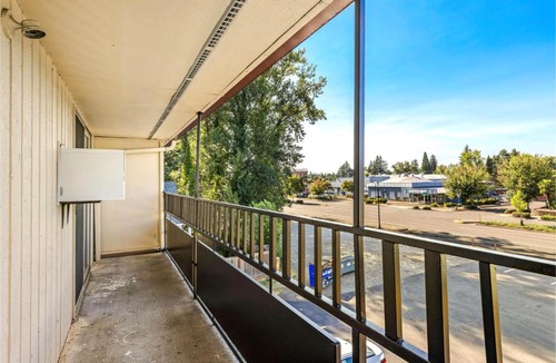 Gresham Hotel | Golden Knight Motel