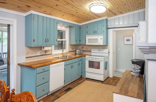 Long Beach Cottage | GOLF CART Incl Oak Island Cottage-Pet-friendly,Porch,Near beach,pier,restaurants