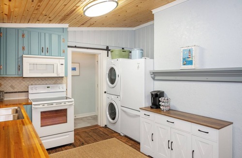 Long Beach Cottage | GOLF CART Incl Oak Island Cottage-Pet-friendly,Porch,Near beach,pier,restaurants