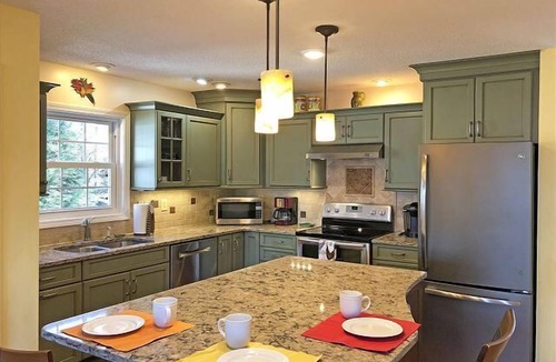 Saluda Cabin | Gorgeous 3 bedroom house with Mountain Views - Full Kitchen & Grill