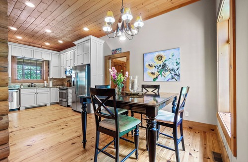 Pikeville Cabin | Gorgeous 4-bedroom cabin on the lake in fabulous Fall Creek Falls!