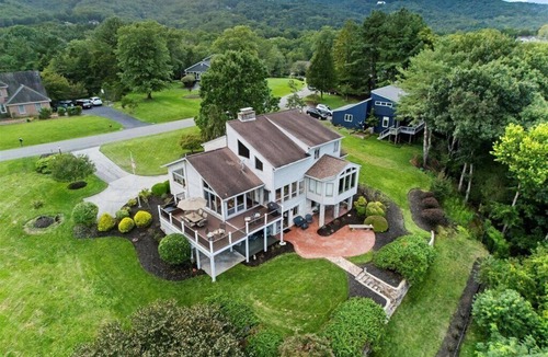 Blacksburg House | Gorgeous 4-bedroom home nestled in the Blue Ridge mountains minutes from VT