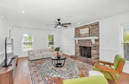 Martinez House | Gorgeous 4-Bedroom House with Parking for 6 Cars in Martinez