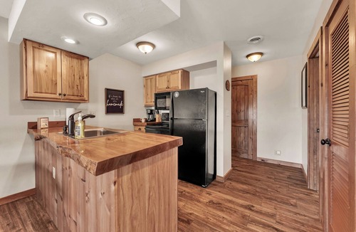 Branson West Condo | Gorgeous Branson Condo, VIEWS, Hike and Fish on Property, Private Lake, 2 Pools!