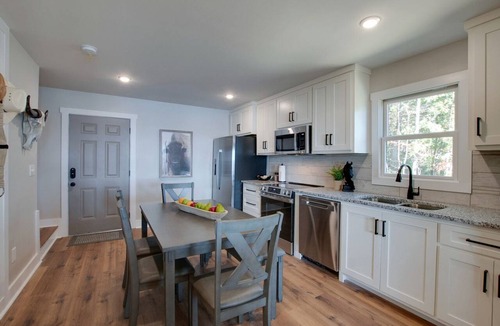 Groveoak Cabin | Gorgeous Cabin Great for Groups or Families with Jacuzzi, Fire Pit and Views in Alabama