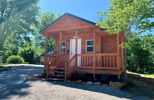 Jamestown Cabin | Gorgeous Cabin Surrounded by Trees in Jamestown, Tennessee