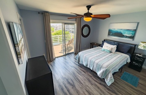 North Carolina Coast House | Gorgeous Lake Views. Walk to the beach, boardwalk, Farmers Market & more!