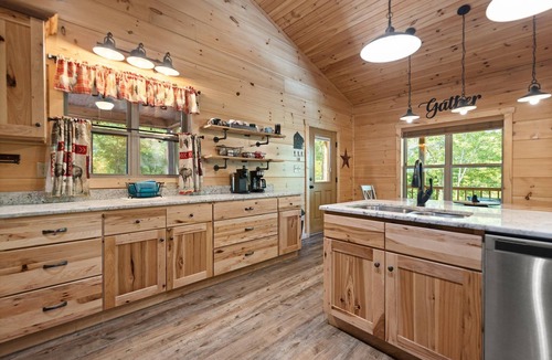 Zoe Cabin | Gorgeous New Large Cabin 5-BD, 4.5-BA, Hot Tub, Pool Table, wet bar, Wi-Fi