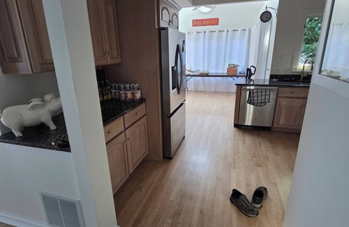 McHenry House | Gorgeous Riverside Retreat on the water-walking distance to Riverwalk & downtown