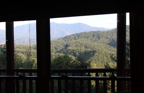 Pigeon Forge Cabin | GORGEOUS VIEWS of the SMOKIES ~ Centrally Located ~ Wifi ~ DreamBeds ~ Keurig