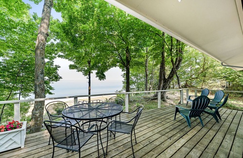 Port Sheldon House | Graceland | 3 Bed, 1 Bath