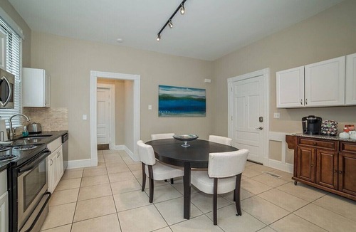 Walnut Hills Apartment | Grand Historic 2 Bedroom Apartment
