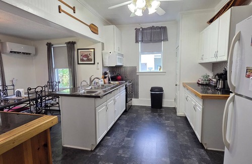Confluence House | Grand Victorian - Easy GAP Access, shops, and restaurants