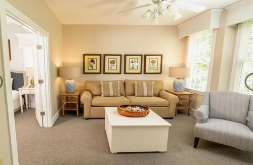 Lackey Cottage | GREAT FAMILY FUN! SOMETHING FOR ALL! SUN-SURF! NEAR HISTORICAL WILLIAMSBURG!