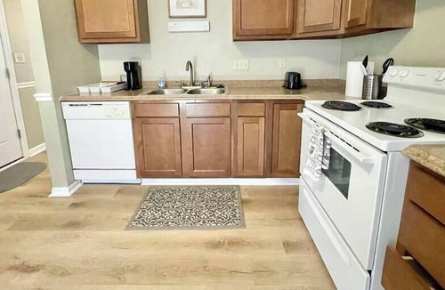 Acton House | Great Location! Sleeps 9, 15 min to Downtown!